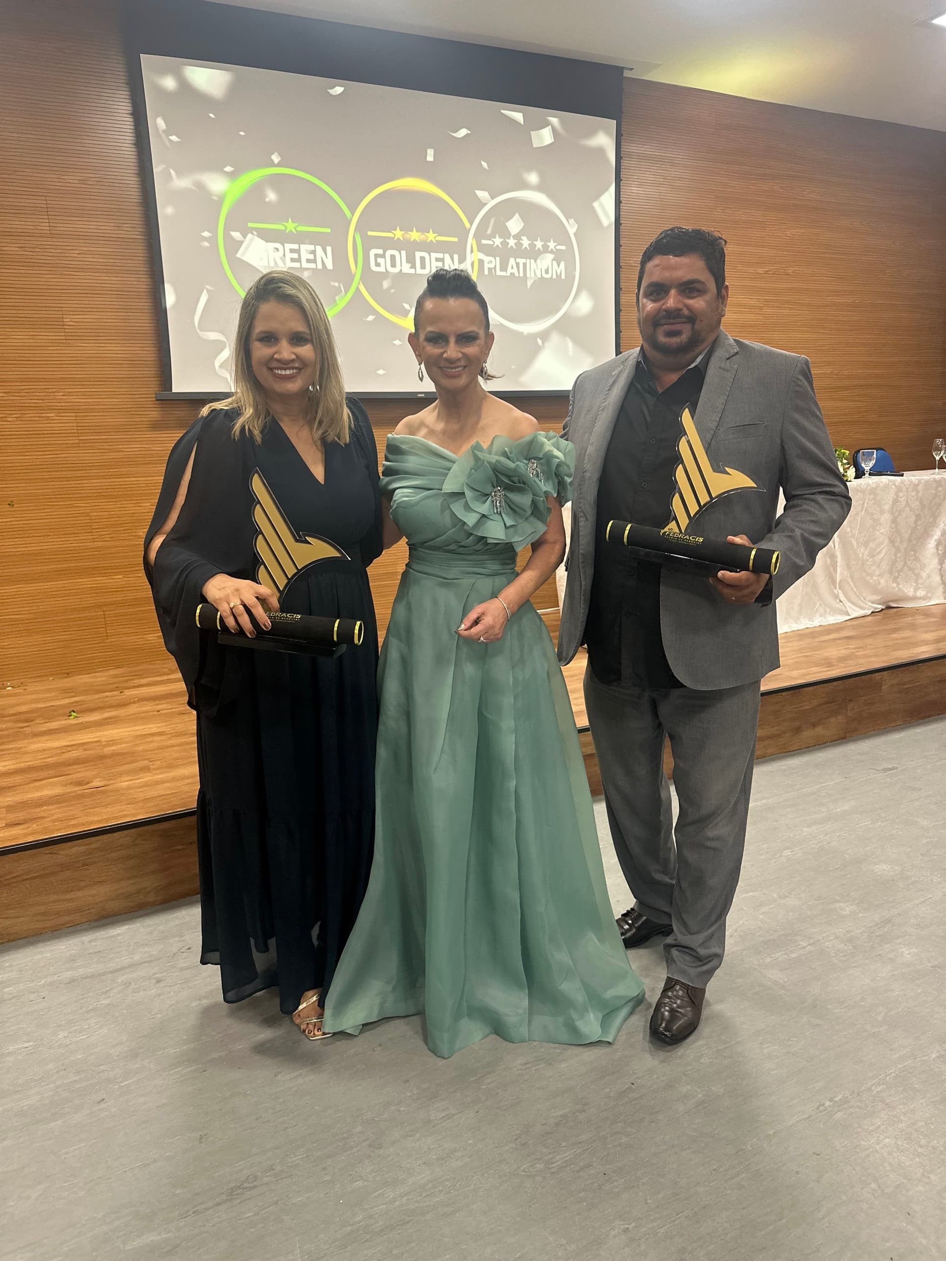 Sheila Zoe e o esposo com Dulce Mariano, diretora da Febracis Salvador