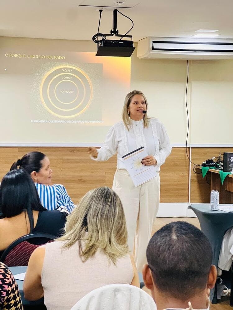 Sheila Zoe palestrando com a ferramenta Círculo Dourado